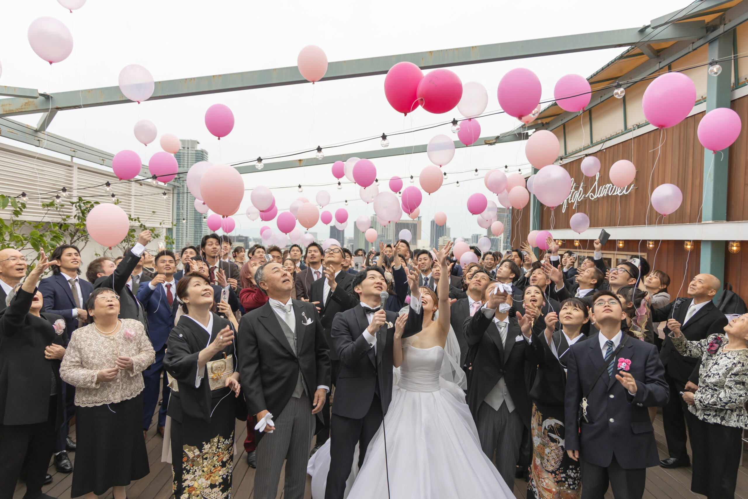 ゲストと笑い合う新郎新婦 TOAST 神戸北野