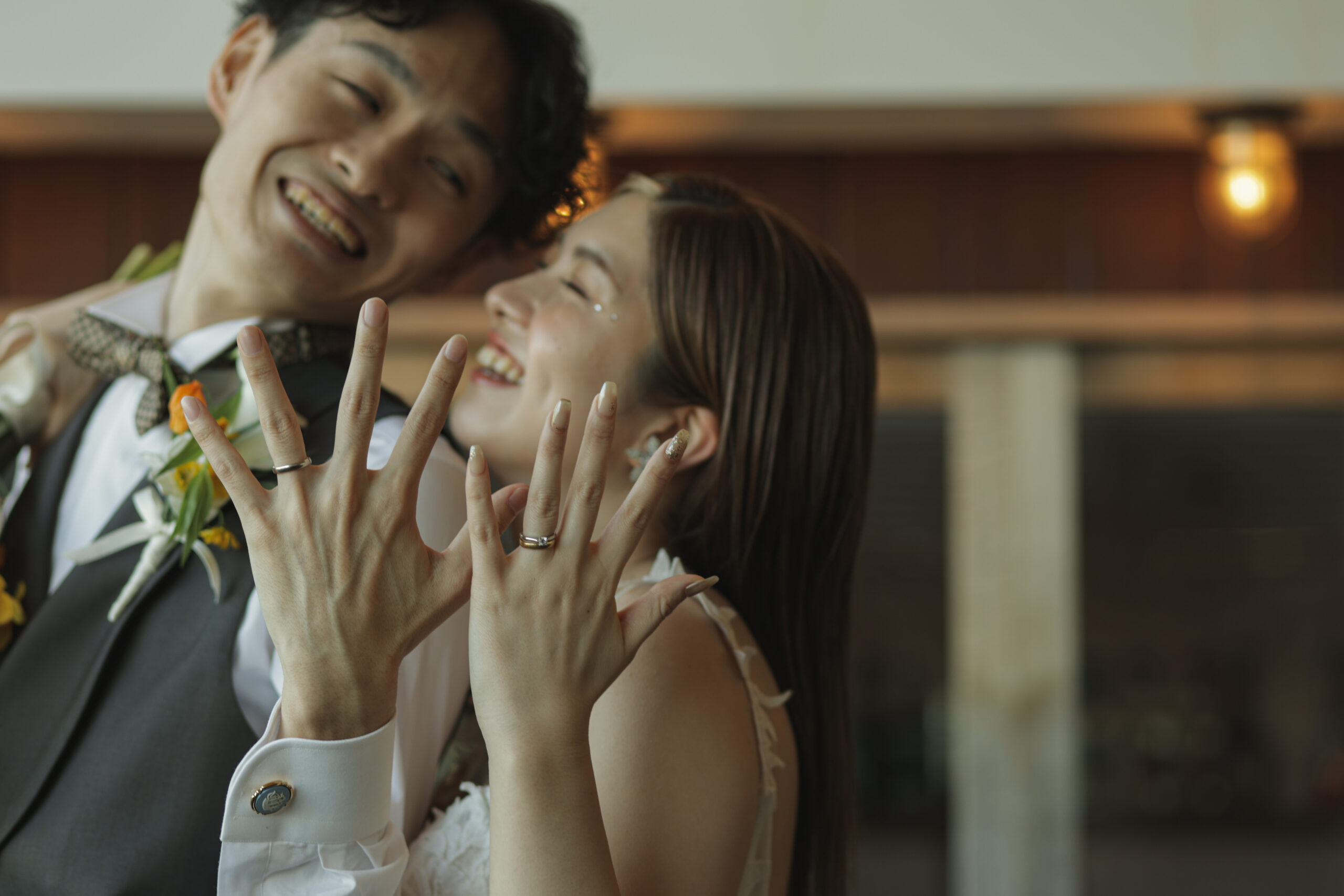 結婚指輪を見せ合う新郎新婦 ゲストとの距離が近いTOASTの少人数ウエディング 神戸北野