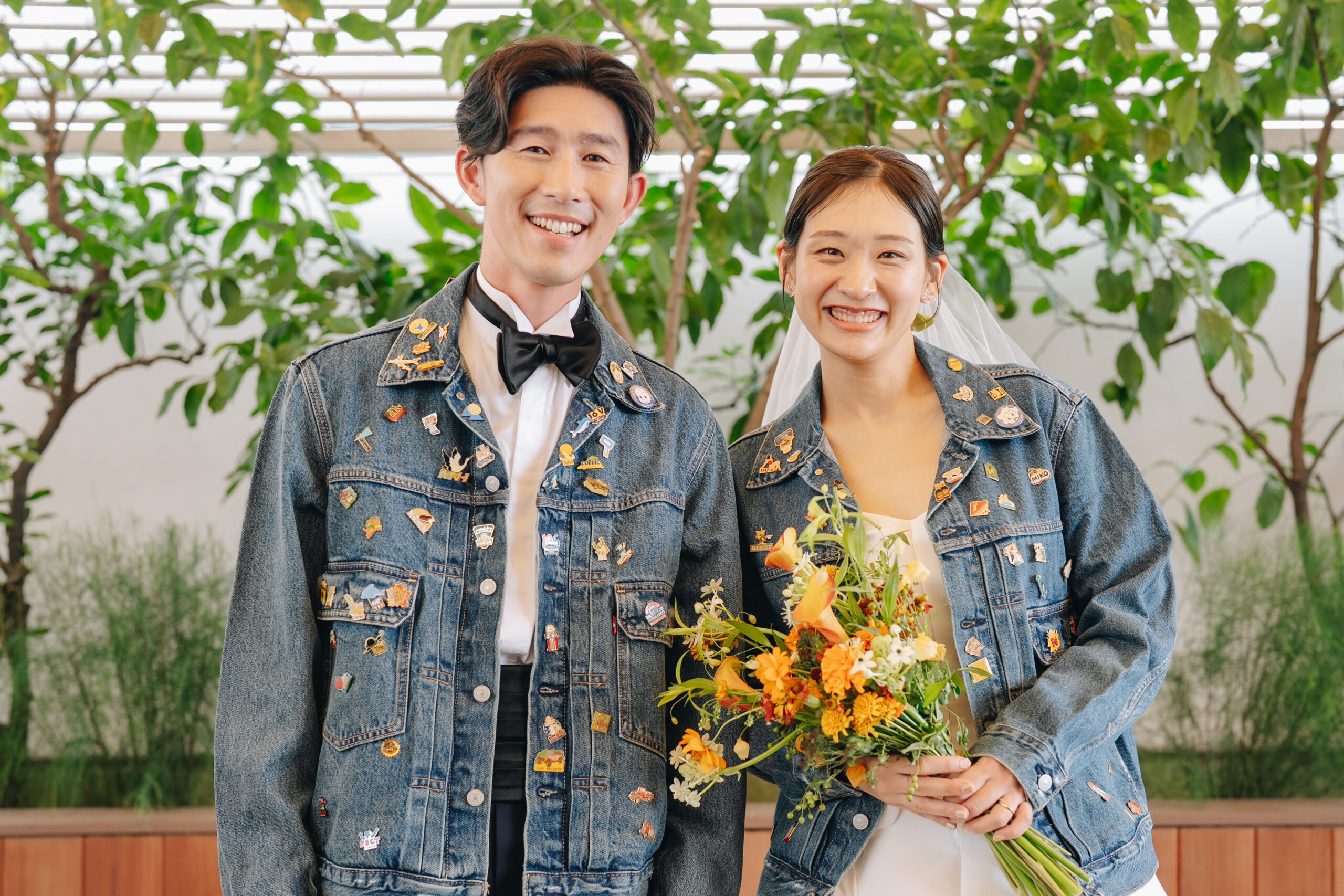デニムを羽織ったカジュアルな新郎新婦 自分たちらしいTOASTのプロデュースウエディング 神戸北野