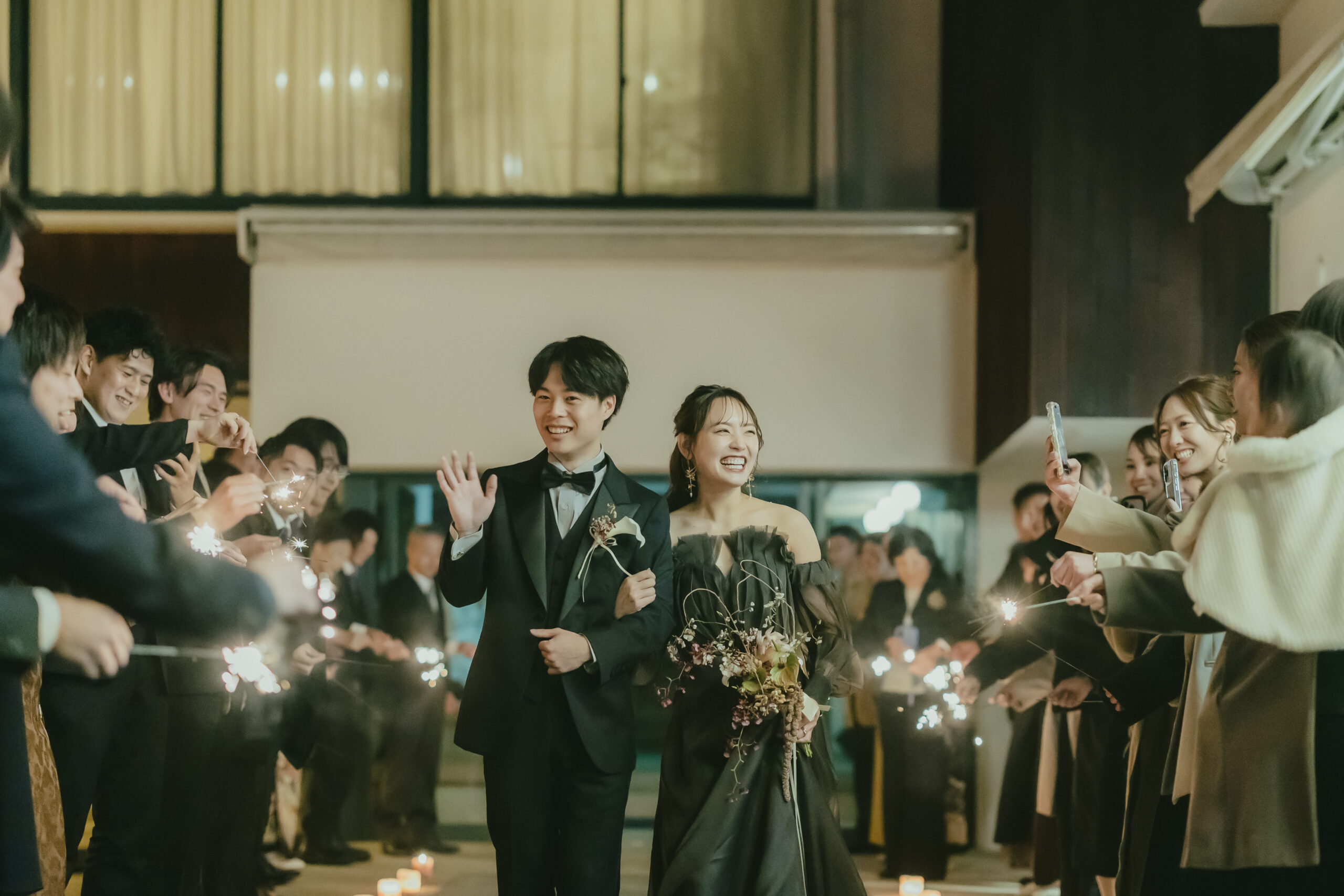 ゲストのスパークラーに祝福される新郎新婦 神戸北野TOASTの1.5次会パーティ