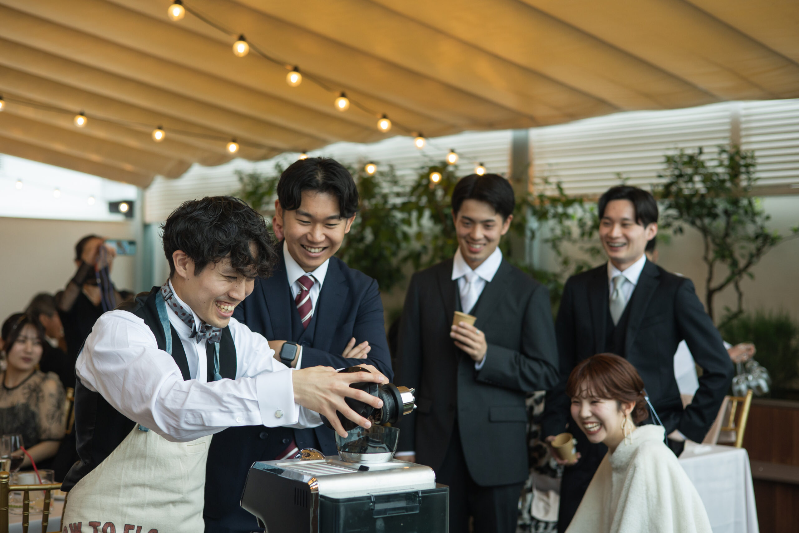 テラスでゲストと乾杯。距離の近い1.5次会