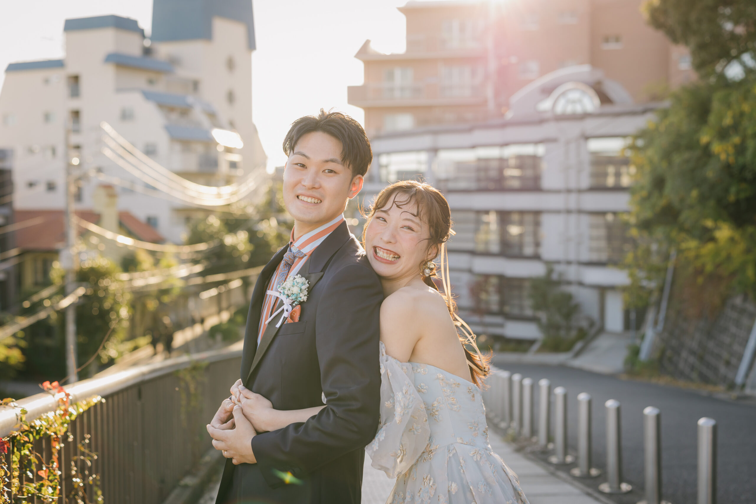 北野の坂道を歩く新郎新婦 TOAST 神戸北野