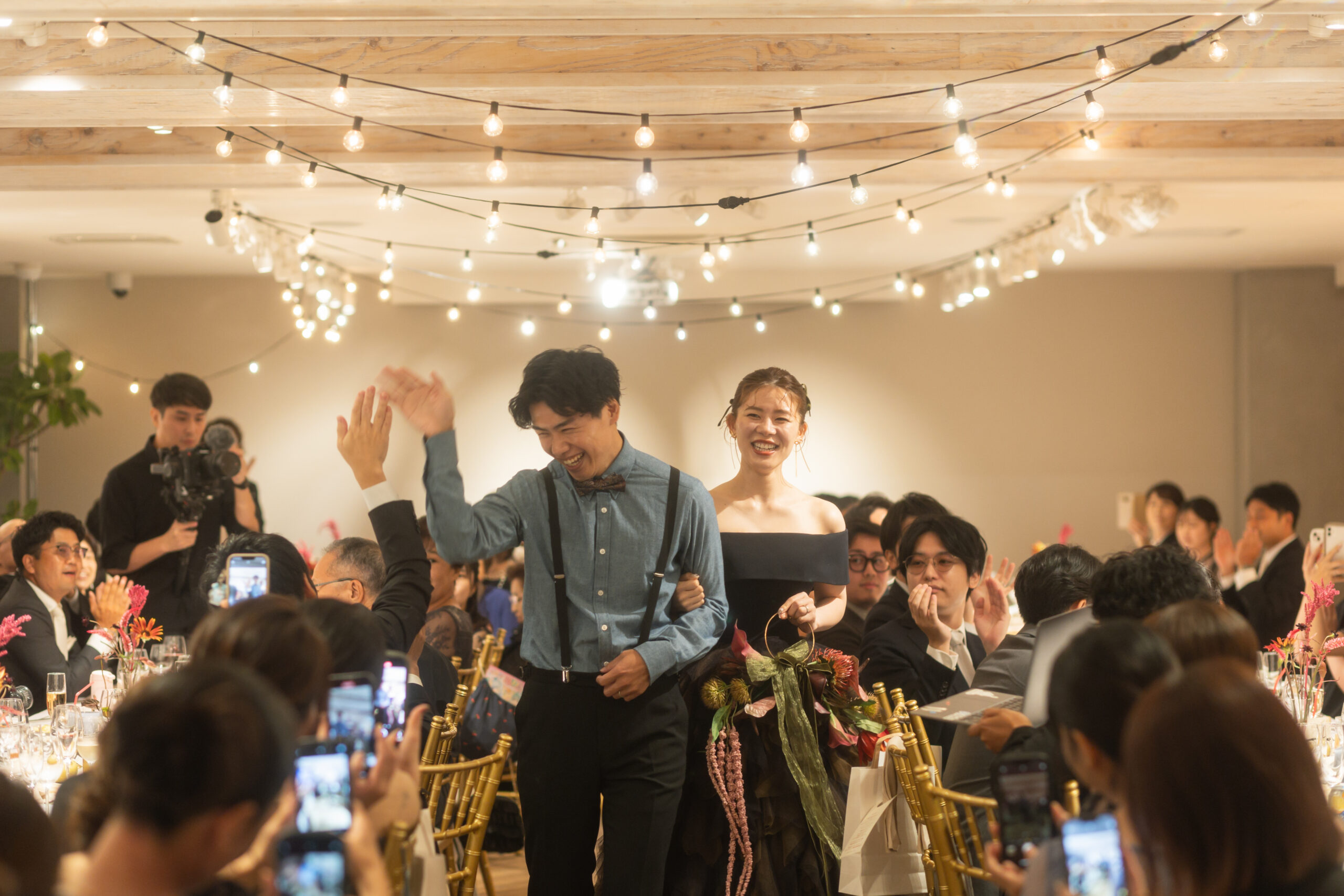 夜のパーティ。ゲストに囲まれて過ごす1.5次会
