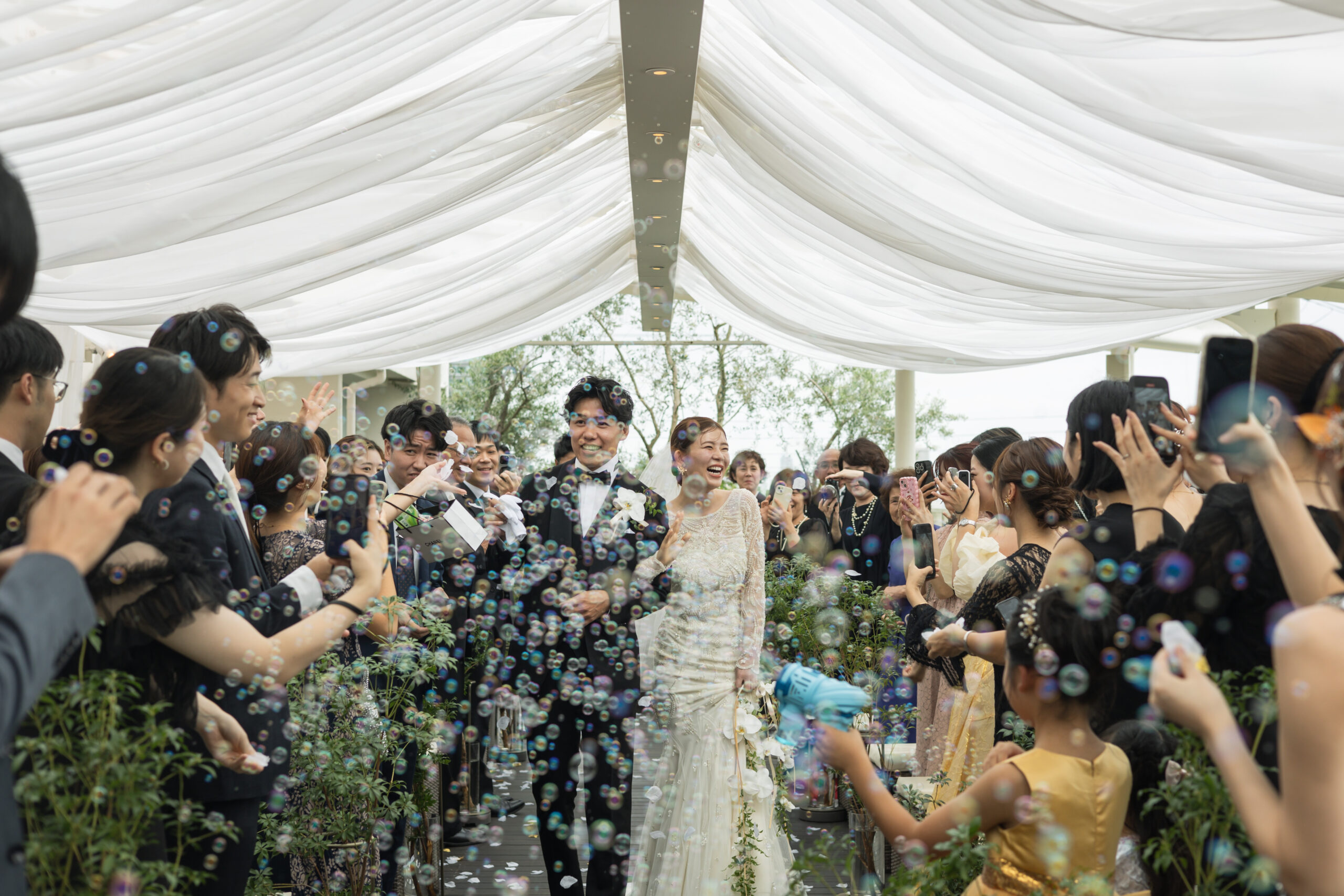 神戸・北野で叶える結婚式。ゲストに囲まれるおふたり
