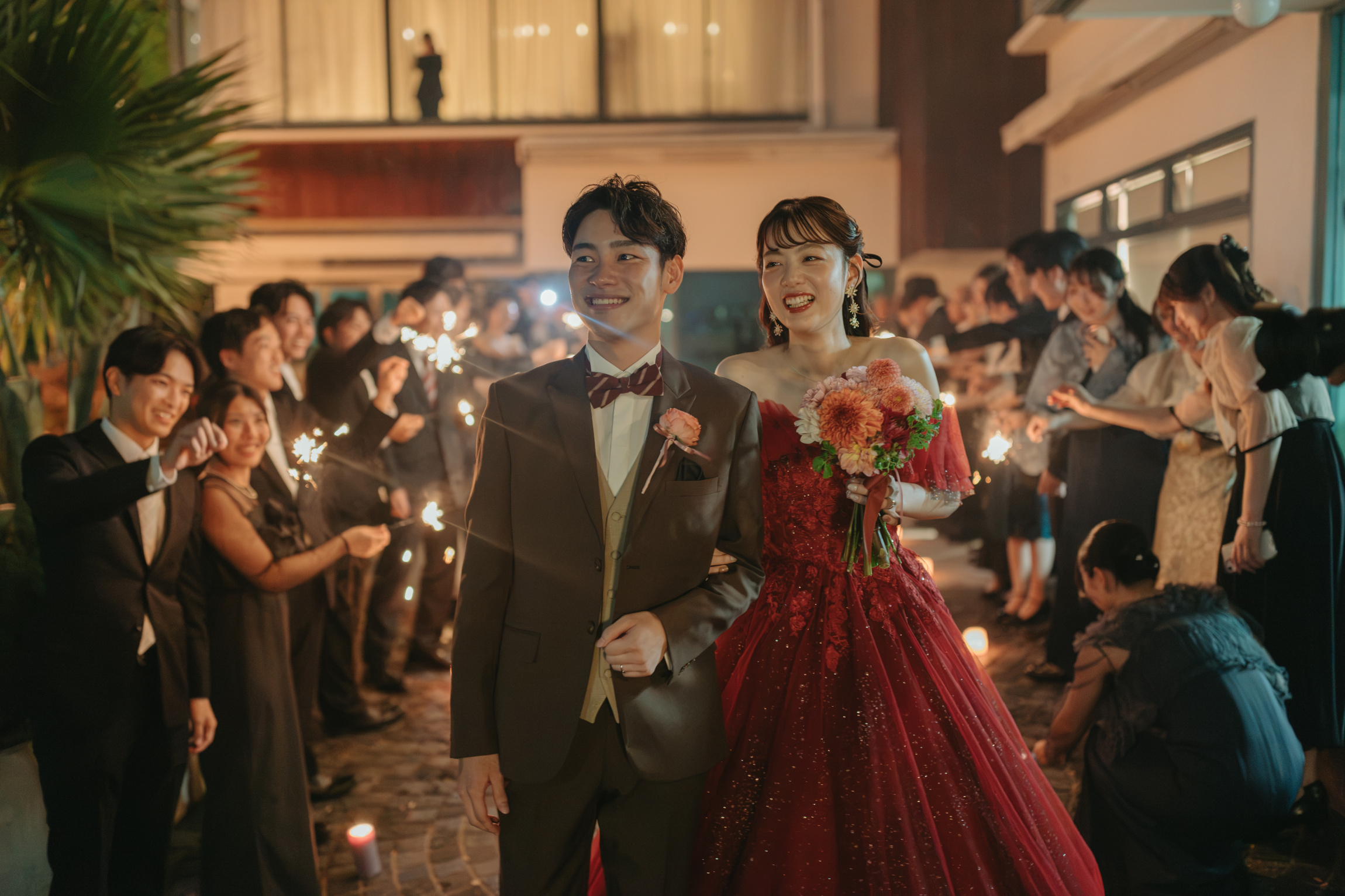 ゲストと笑い合う新郎新婦 TOAST 神戸北野